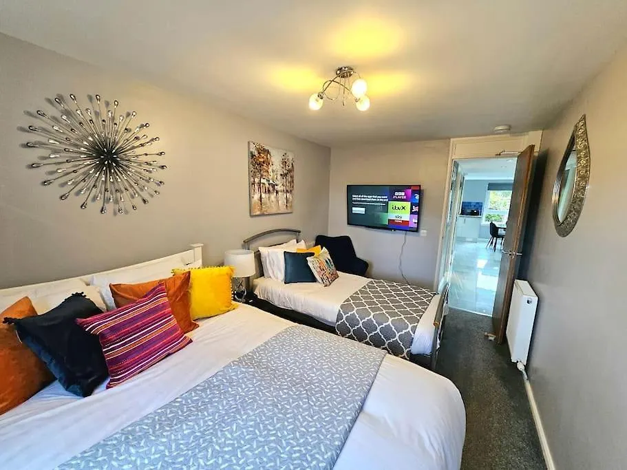 Lovely 3 Bedroom Apartment By Sensational Stay Short Lets & Service Accommodation With 6 Beds Edynburg