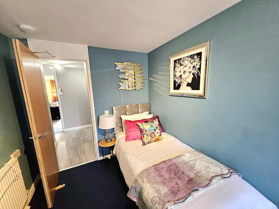 Lovely 3 Bedroom Apartment By Sensational Stay Short Lets & Service Accommodation With 6 Beds Edynburg